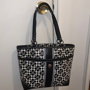 Gently used Coach shoulder bag!